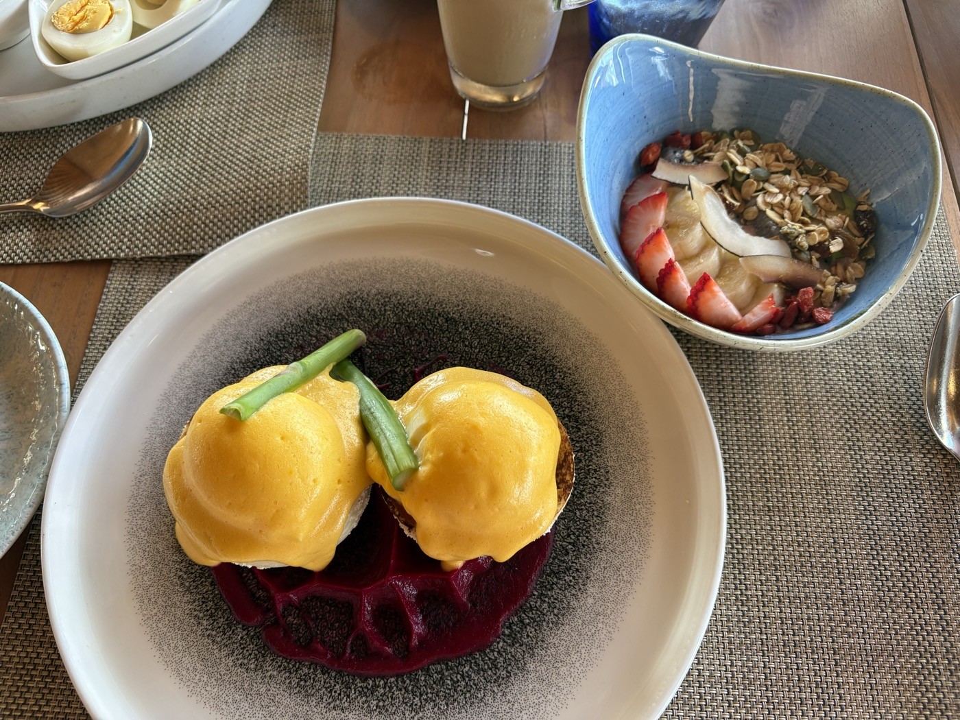朝食に選んだエッグベネディクトとココナッツアサイー
