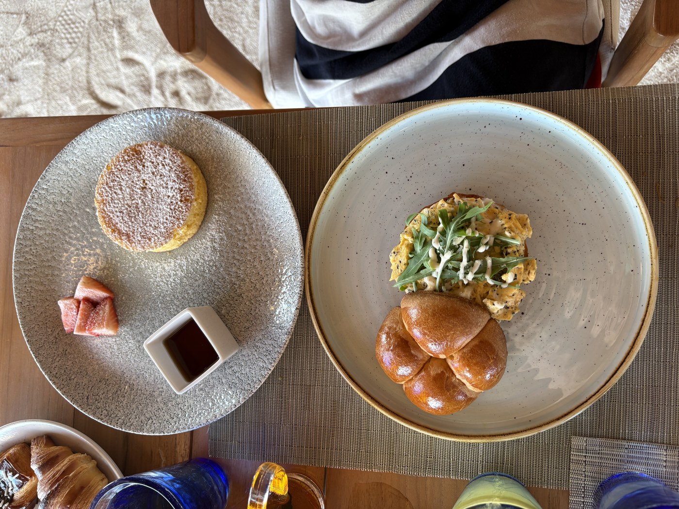 朝食でオーダーしたトリュフスクランブルエッグとスフレパンケーキ
