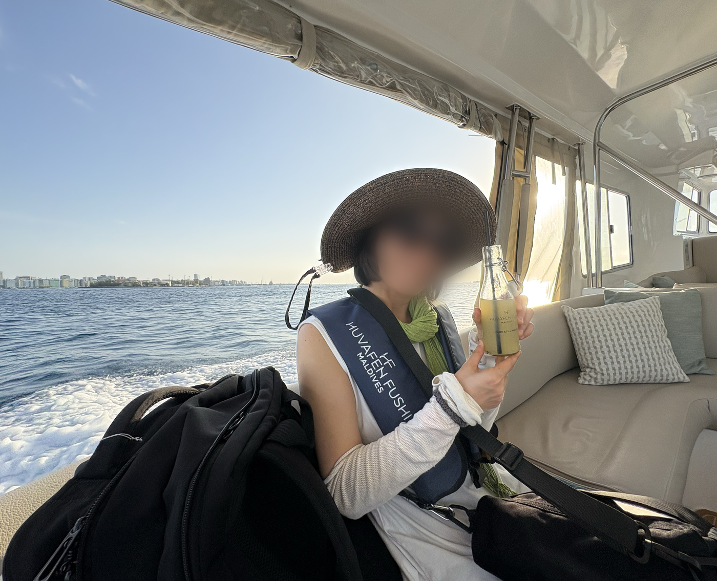 空港からリゾートへ向かうスピードボートの船内。レモネードが出された