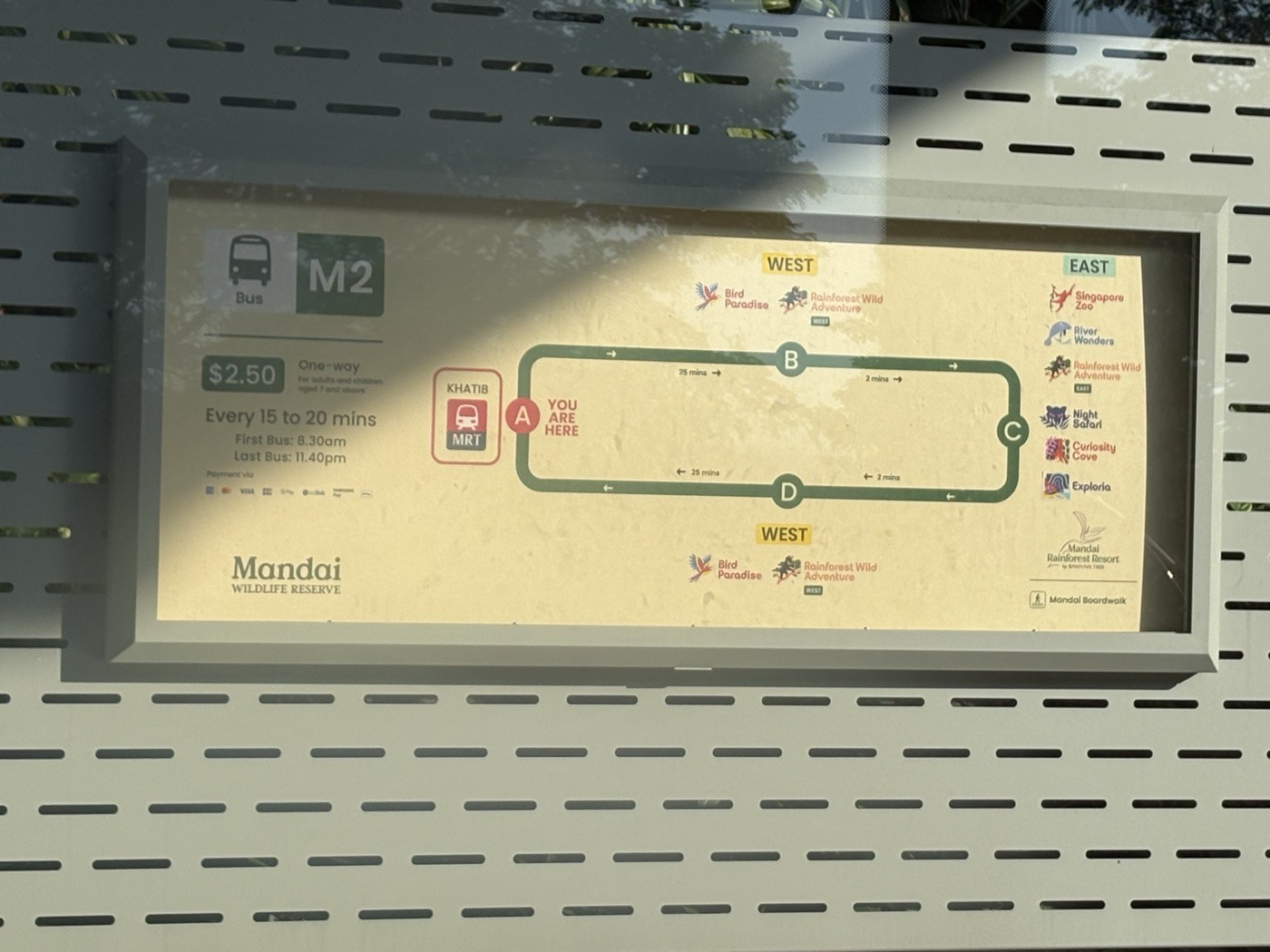 Khatib駅のM2シャトルバス乗り場にある路線案内板。運賃S$2.50、15〜20分間隔と表示されている