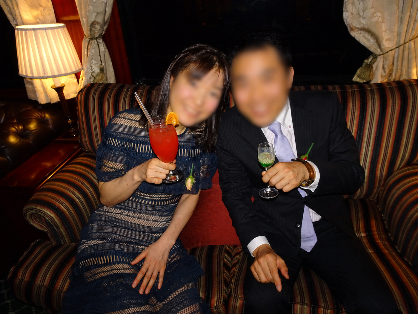 ディナーのあと、車内のラウンジで過ごすお酒の時間